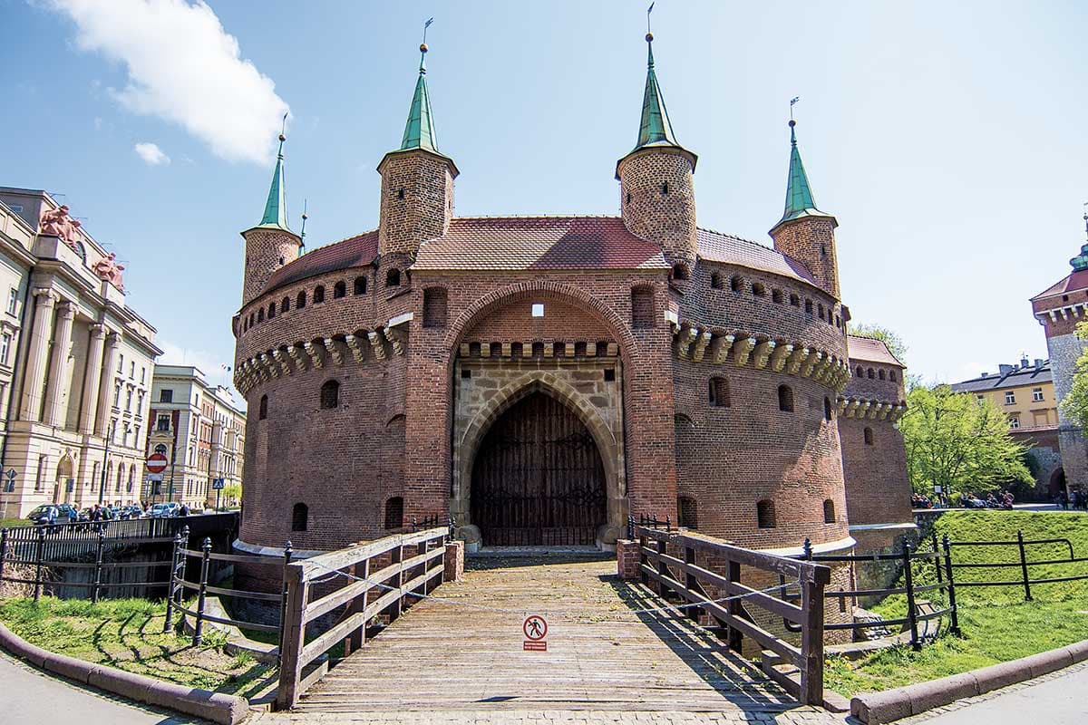 Barbacane et porte Florian à Cracovie